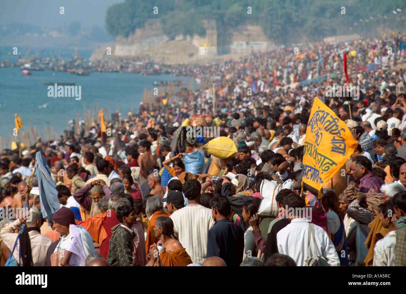 Scharen von Pilgern an den Ufern der Sangam, Maha Kumbh Mela 2001, Allahabad, Uttar Pradesh, Indien Stockfoto