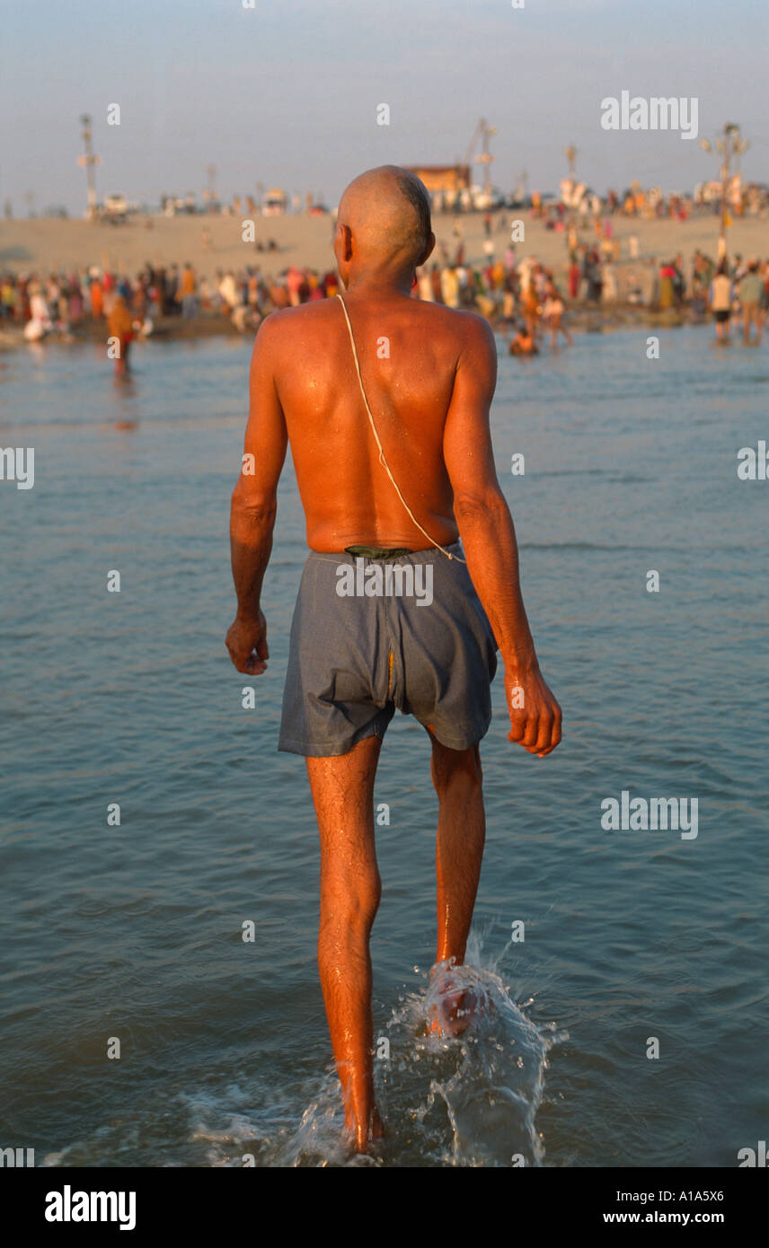 Brahmane Pilger in der Sangam, Maha Kumbh Mela 2001, Allahabad, Uttar Pradesh, Indien Stockfoto