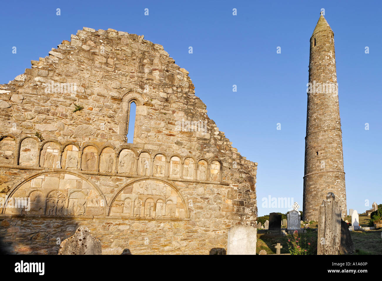Runder Turm und Fries mit religiösen Persönlichkeiten in der Abtei, Ardmore, Waterford, Irland Stockfoto