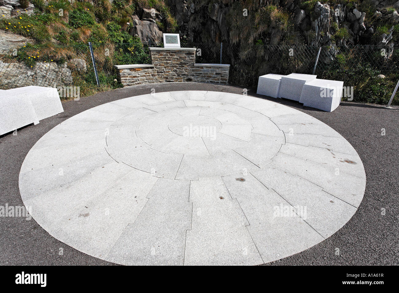 Eine Anzeige der Bau des Leuchtturms mit verketteten Granit Steine, Mizen Head, Cork, Irland Stockfoto