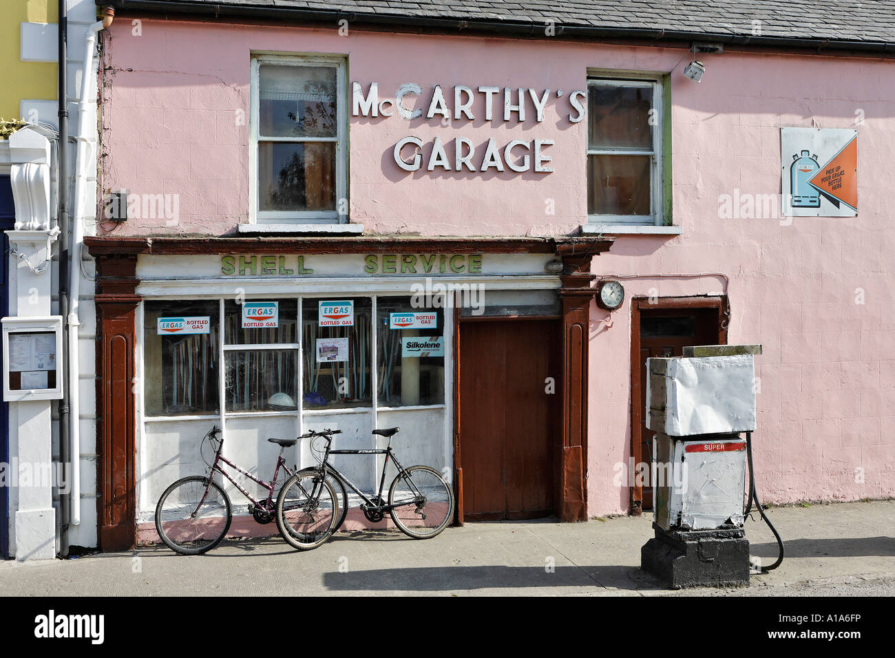 Eine alte Garage mit der typischen irischen Namen Mc Carthy, Schädel, Cork, Irland Stockfoto