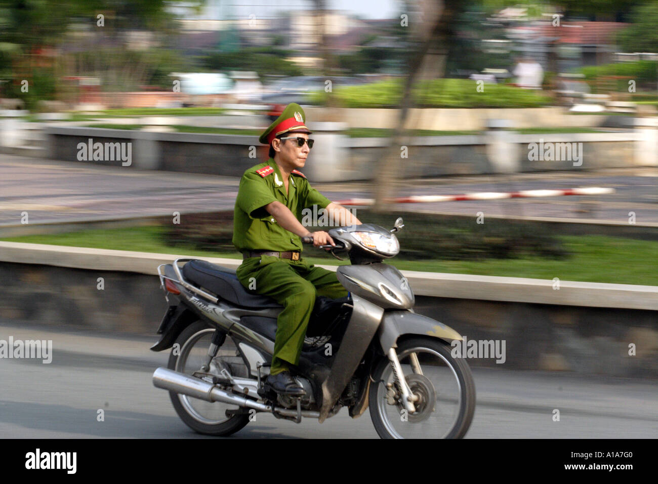 Soldat auf einem Motorrad in Bewegung, Saigon, Vietnam Stockfoto