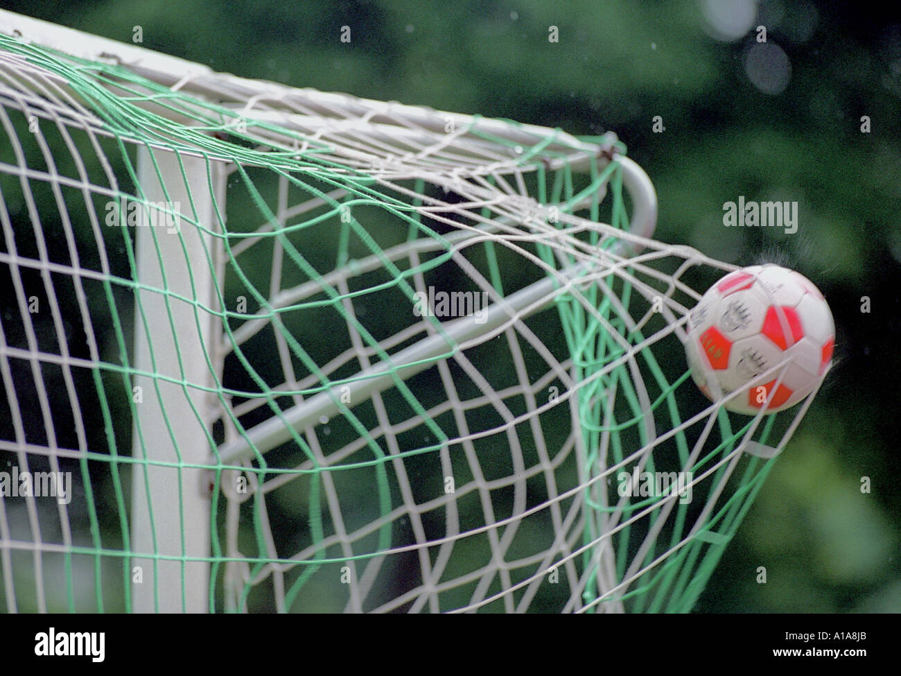 Ball im Fußballtor - Ball Im Fußballtor Stockfoto