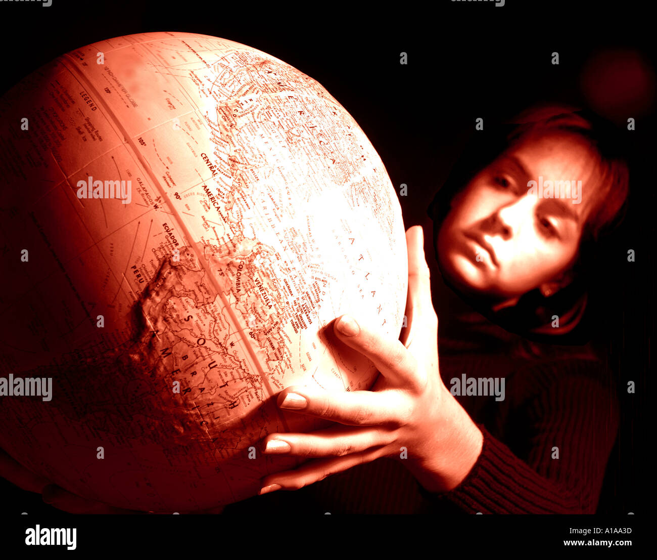 Horizontale Farbbild eines Mädchens hält eine Kugel oder ein Modell der Welt Stockfoto