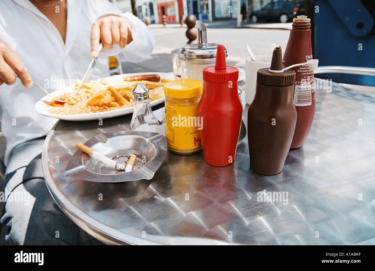 Junger Mann einen gebratenen frühstücken Stockfoto