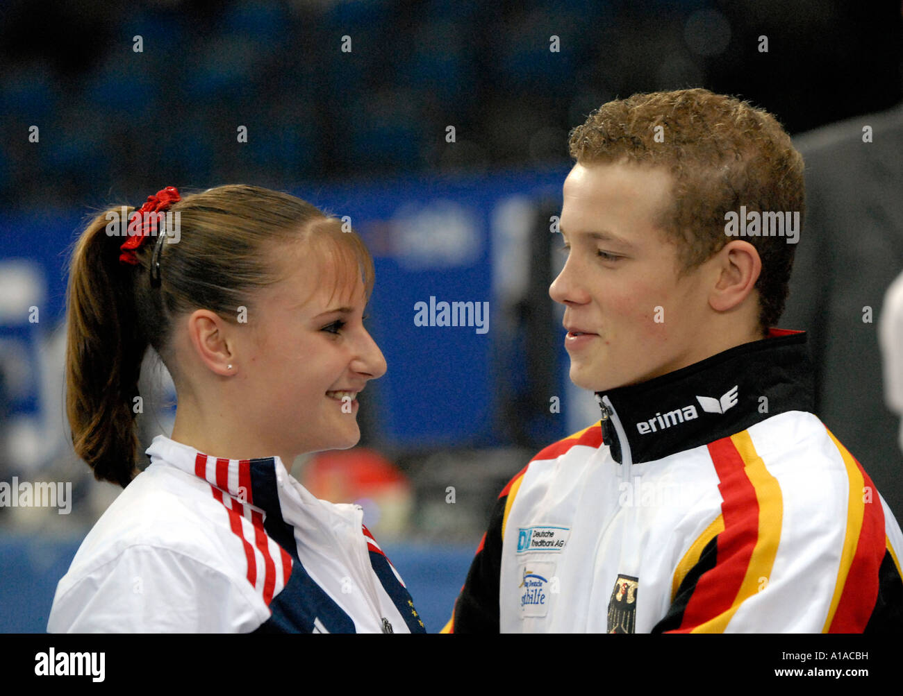 Fabian Hambüchen GER flirtet mit Jana BIEGER USA bei der Gymnastik-WM in Stuttgart 2006 Stockfoto