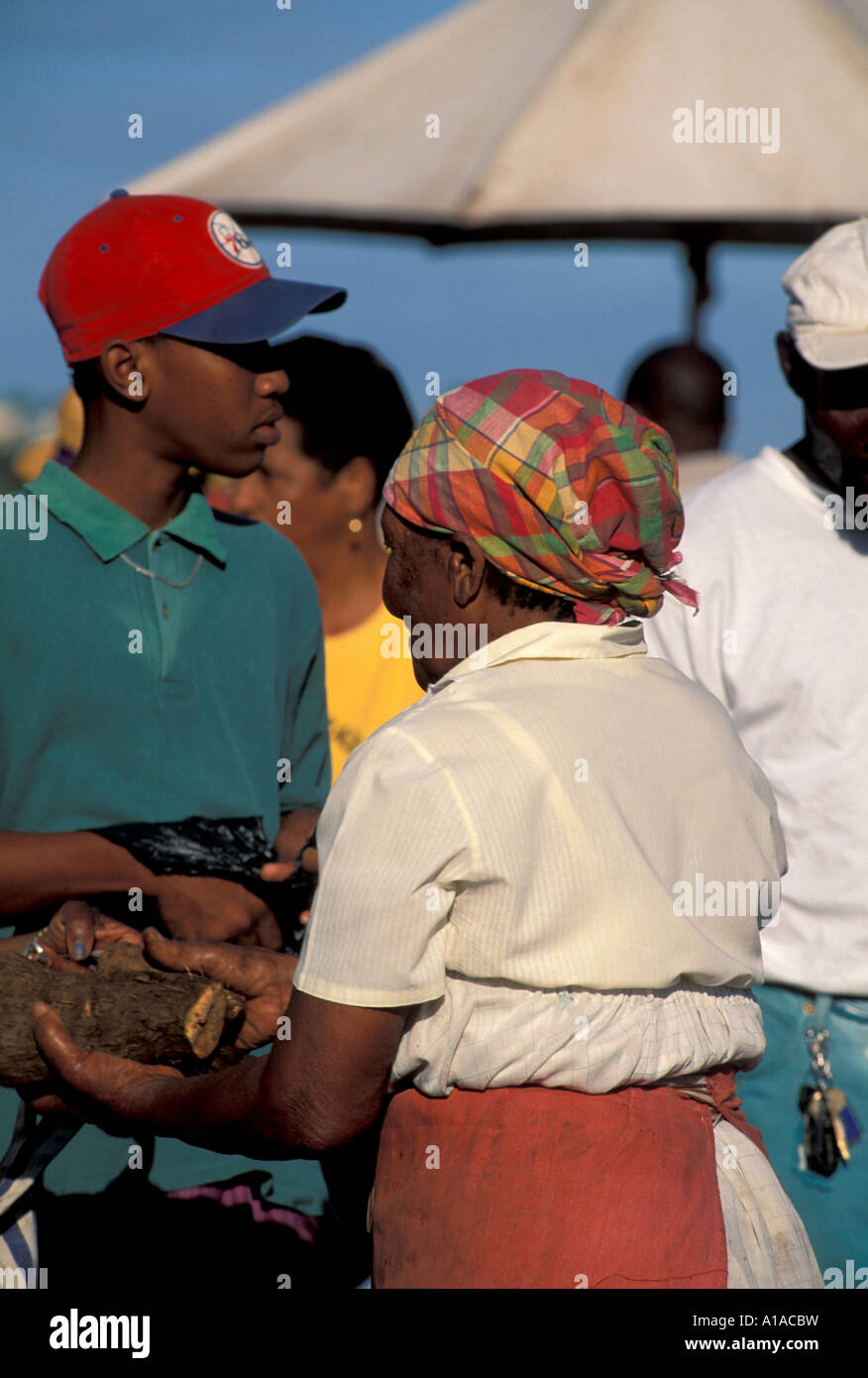 St Lucia Markt Anbieter kreolische Damenkleid Saint Lucia Stockfoto