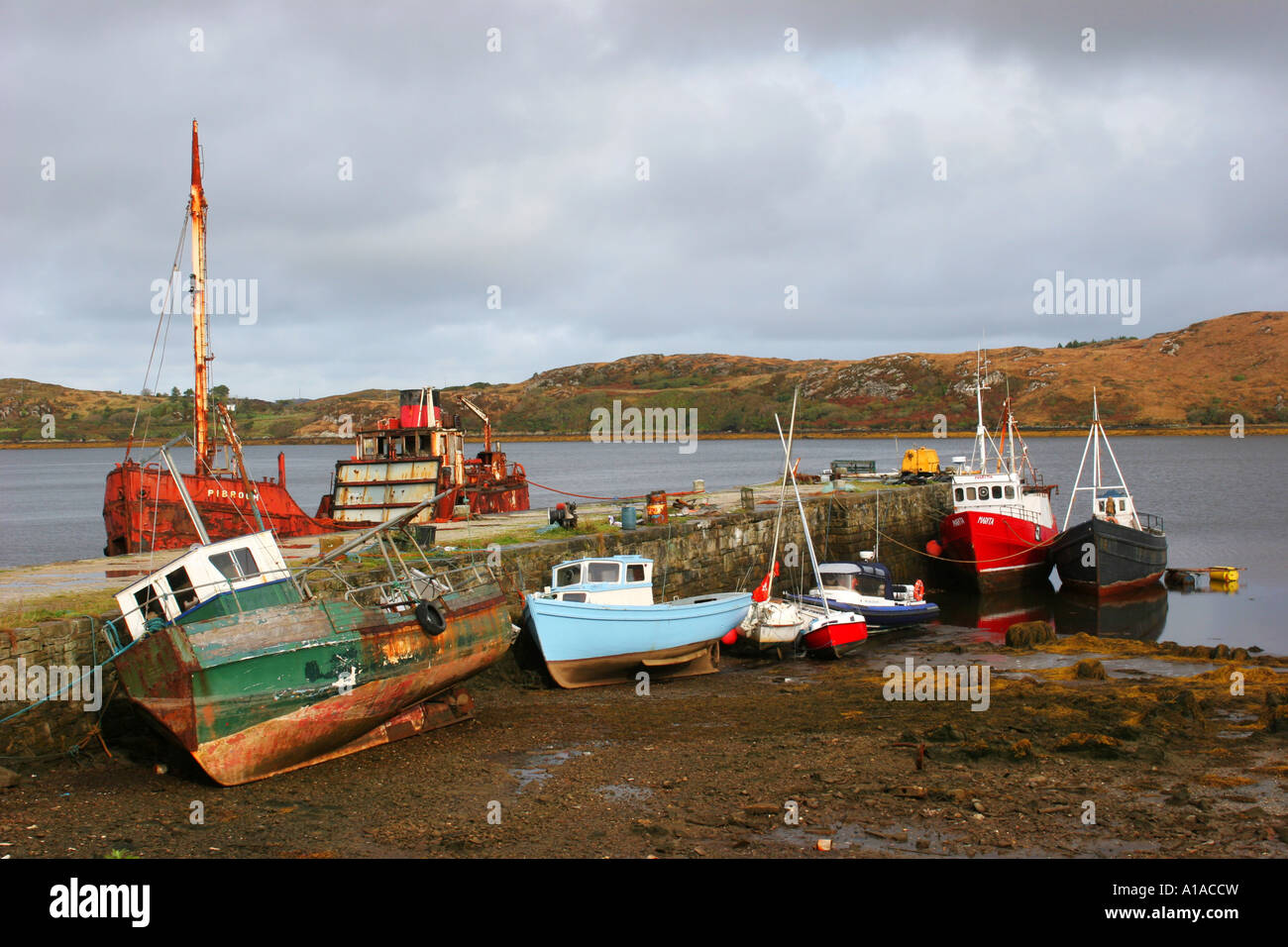 Schiffe in der Bucht von letterfrack, Connemara, connacht, Irland, Europa Stockfoto