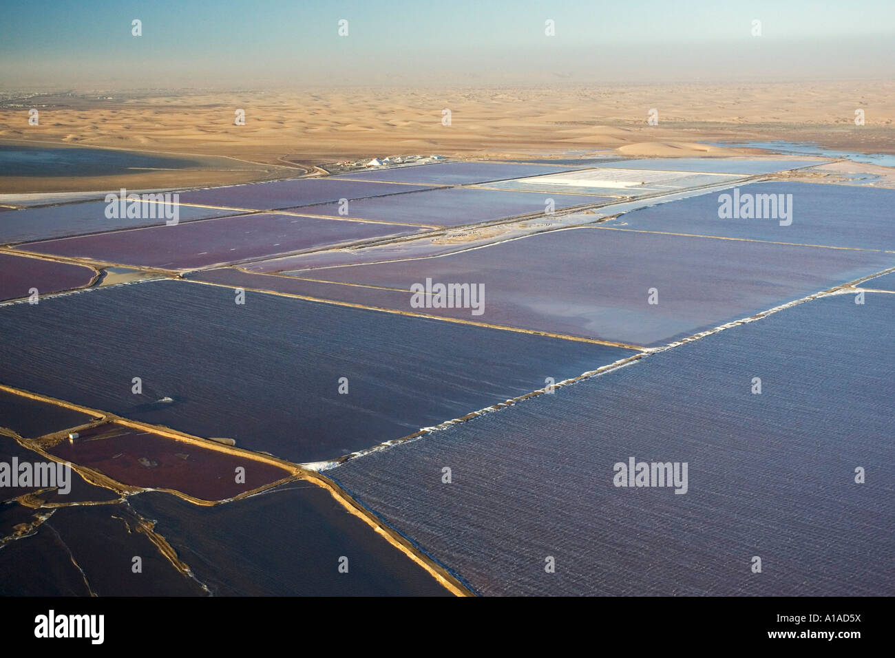 Fliegen Sie über eine Lage, Meersalz, Namibia, Afrika zu produzieren Stockfoto