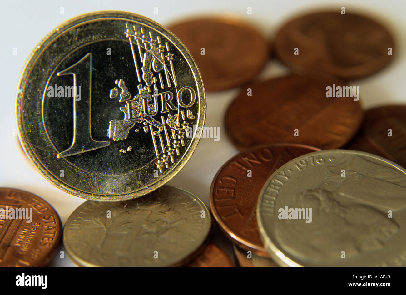 Ein-Euro-Münze gegen amerikanische Dollar Münzen Stockfoto