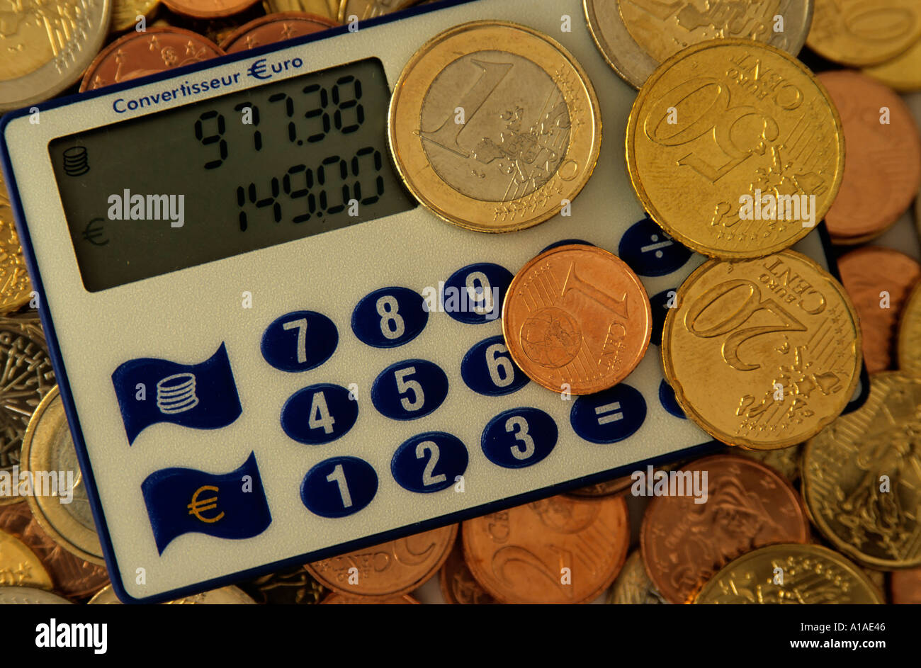 Ein Euro-Konverter unter Euro-Münzen. Stockfoto