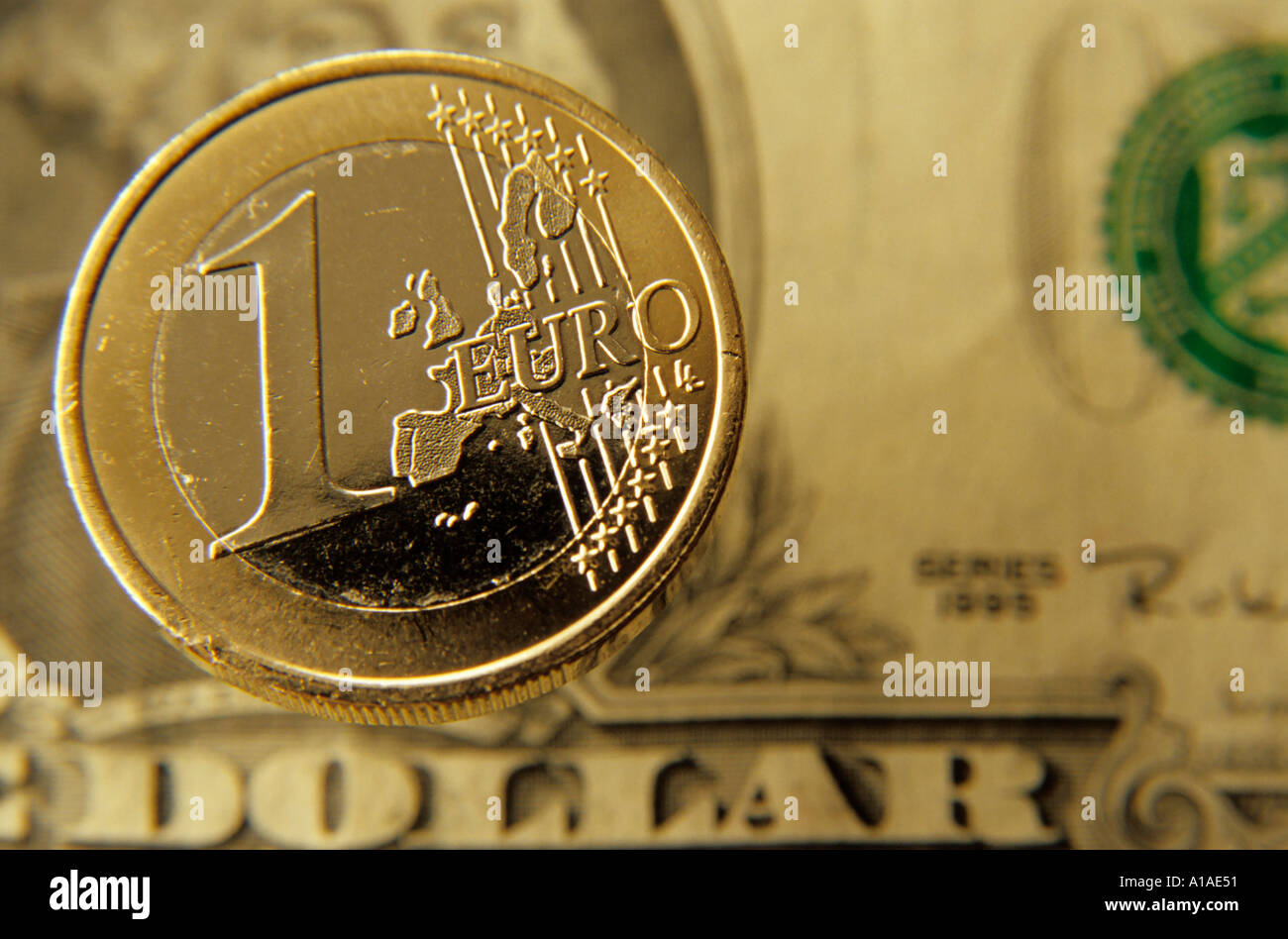 1 Euro Münze gegen ein US Dollar Bill banknote Stockfoto