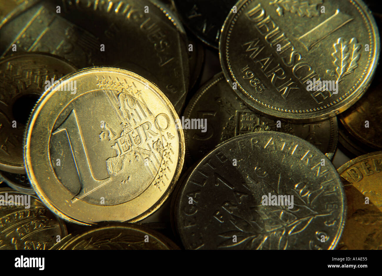 1 Euro Münze unter Haufen von Franken und Deutsch Mark Münzen Stockfoto