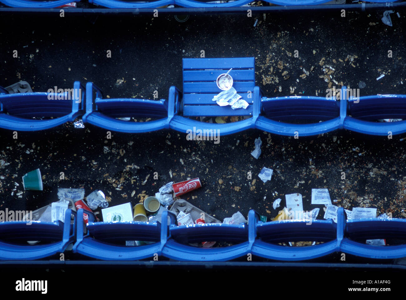 USA Maryland Baltimore Luftaufnahme der Papierkorb links im Tribünen nach Baltimore Orioles Baseball Spiel Stockfoto