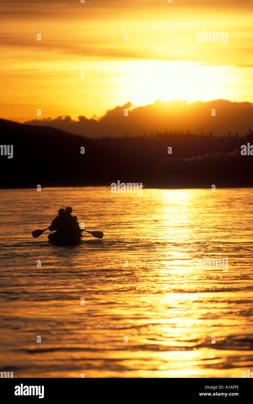 Kanada Yukon Territory Herr Greg Fakete Ross Phillips Paddel Yukon Fluss unter der Mitternachtssonne in der Nähe von Carmacks Stockfoto