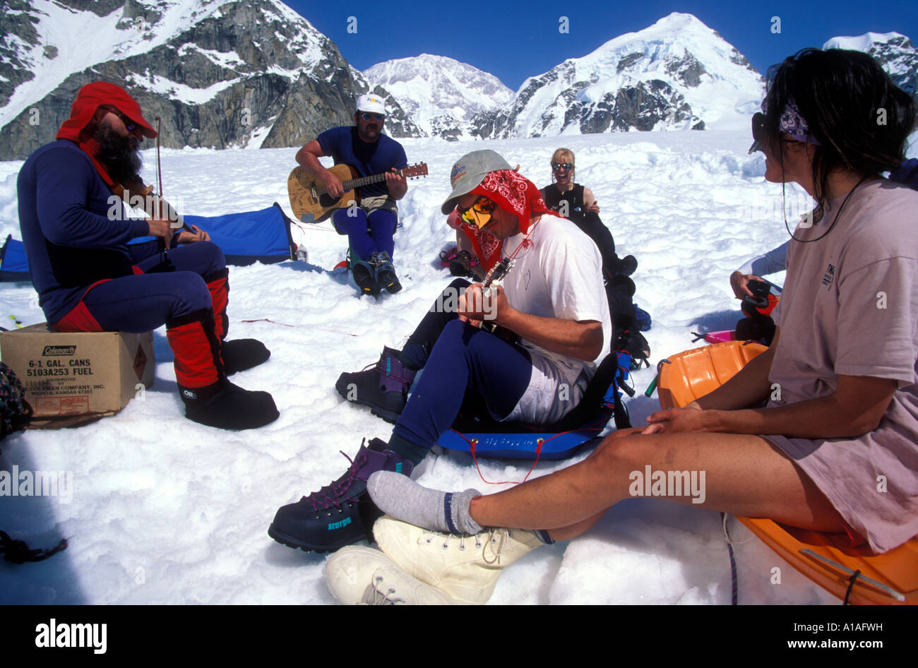 USA Alaska Denali National Park Herr improvisierte fiddle und tanzen Sitzung am Mount McKinley basecamp Stockfoto