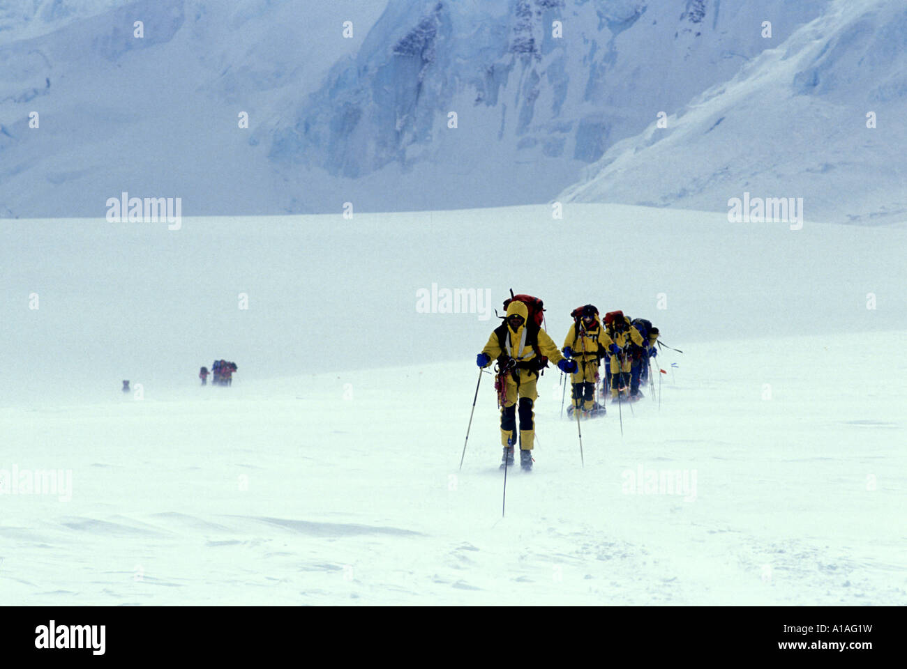 USA Alaska Denali Nationalpark Klettern Parteien Ski Kahiltna Gletscher am Mount McKinley West Buttress Stockfoto