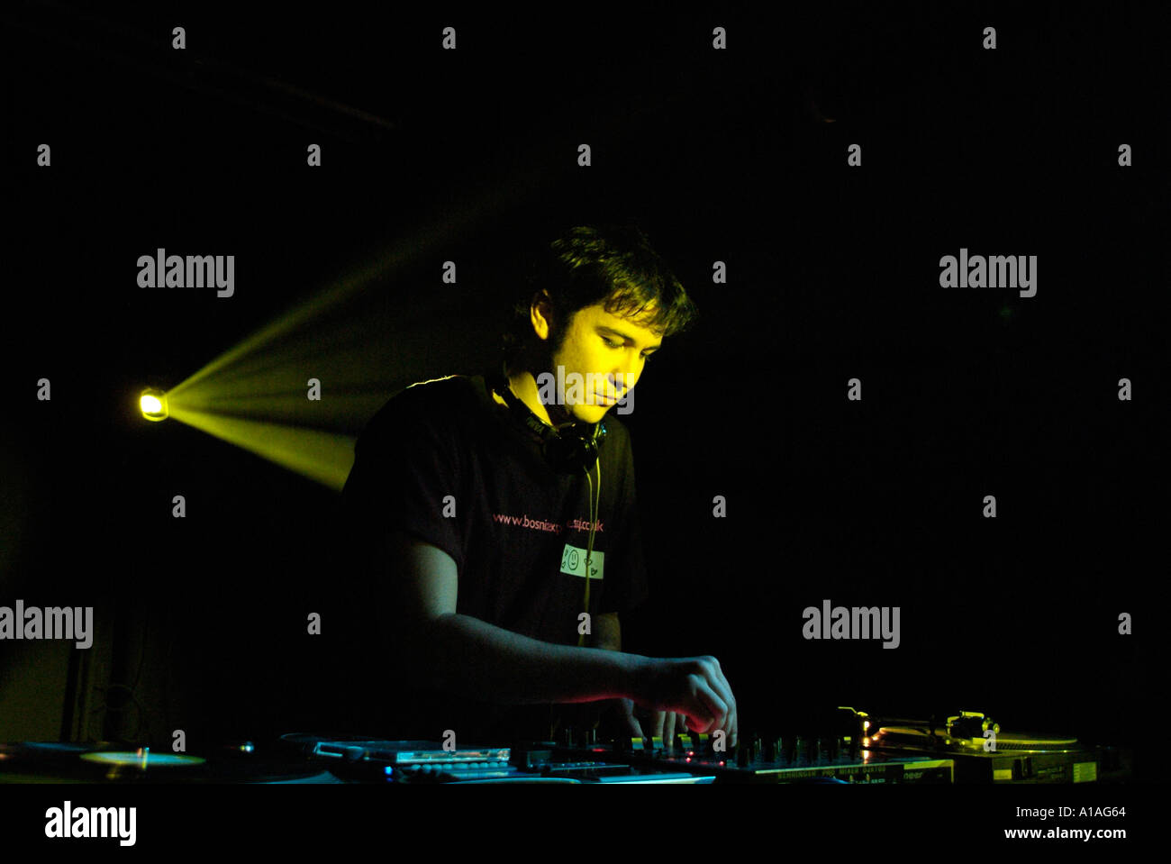 Club DJ hinter den Decks einer Diskothek Stockfoto