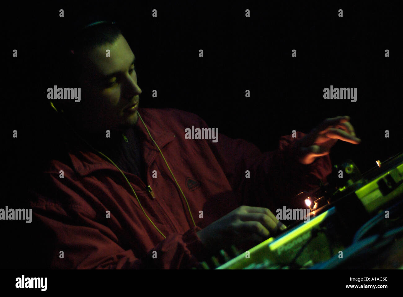 Club DJ hinter den Decks ein Nachtclub-Cutting in einer Spur auf einer Drehscheibe Stockfoto