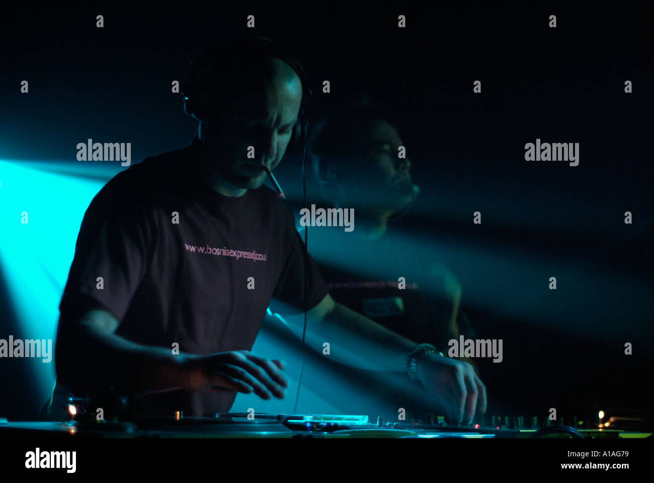 Club-DJ hinter den Decks einer Diskothek Mischen von Musik Stockfoto