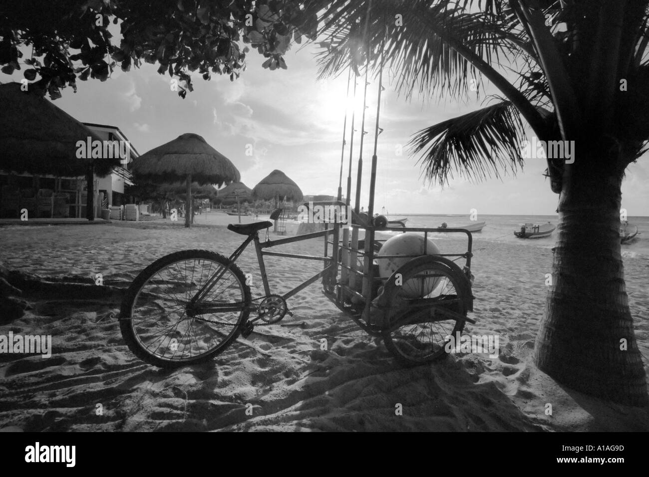 Fahrrad mit Angelruten wartet am Strand Stockfoto