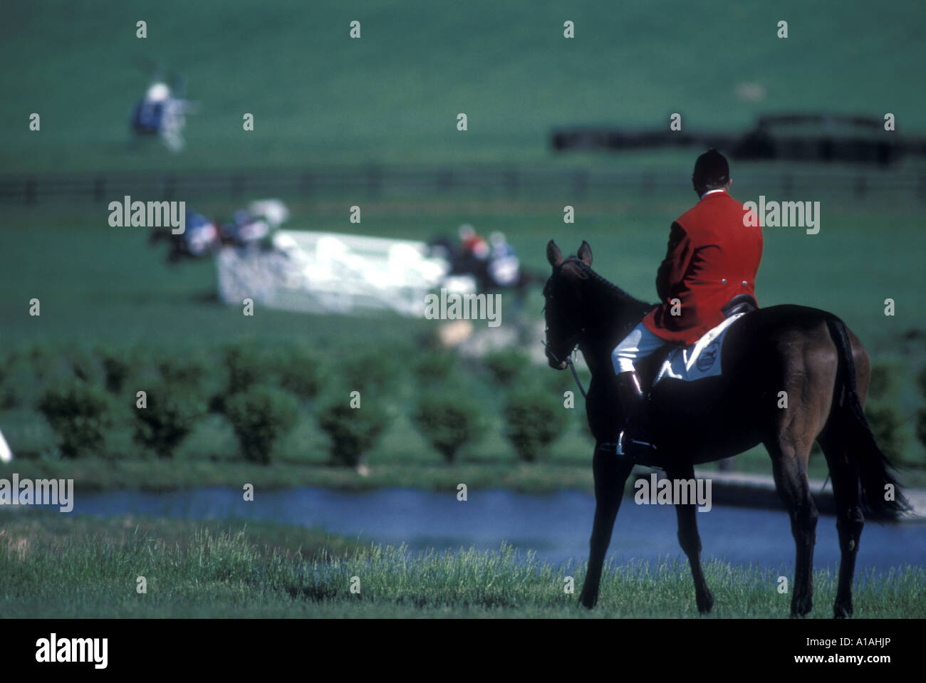 USA-Virginia Warrenton Race Marshal auf dem Pferderücken Uhren Hindernislauf Stockfoto