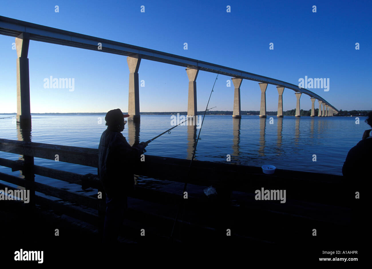 USA-Maryland Solomons Insel Fischer am dock von Patuxent River Bridge bei Sonnenaufgang entlang der Chesapeake Bay Stockfoto