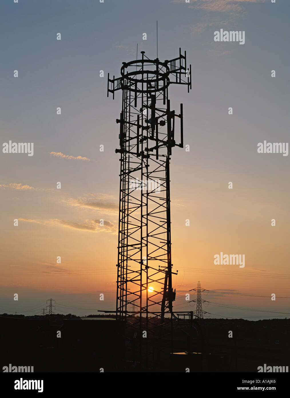 Handy-Mast bei Sonnenuntergang Stockfoto