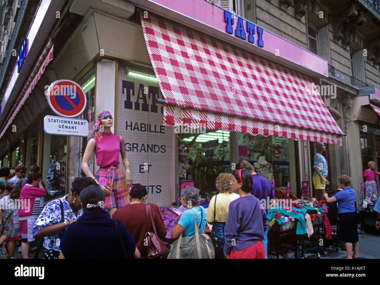 Geschäft mit bunten billige Kleidung an Ständen in den Straßen von Montmartre Viertel von Paris Stockfoto