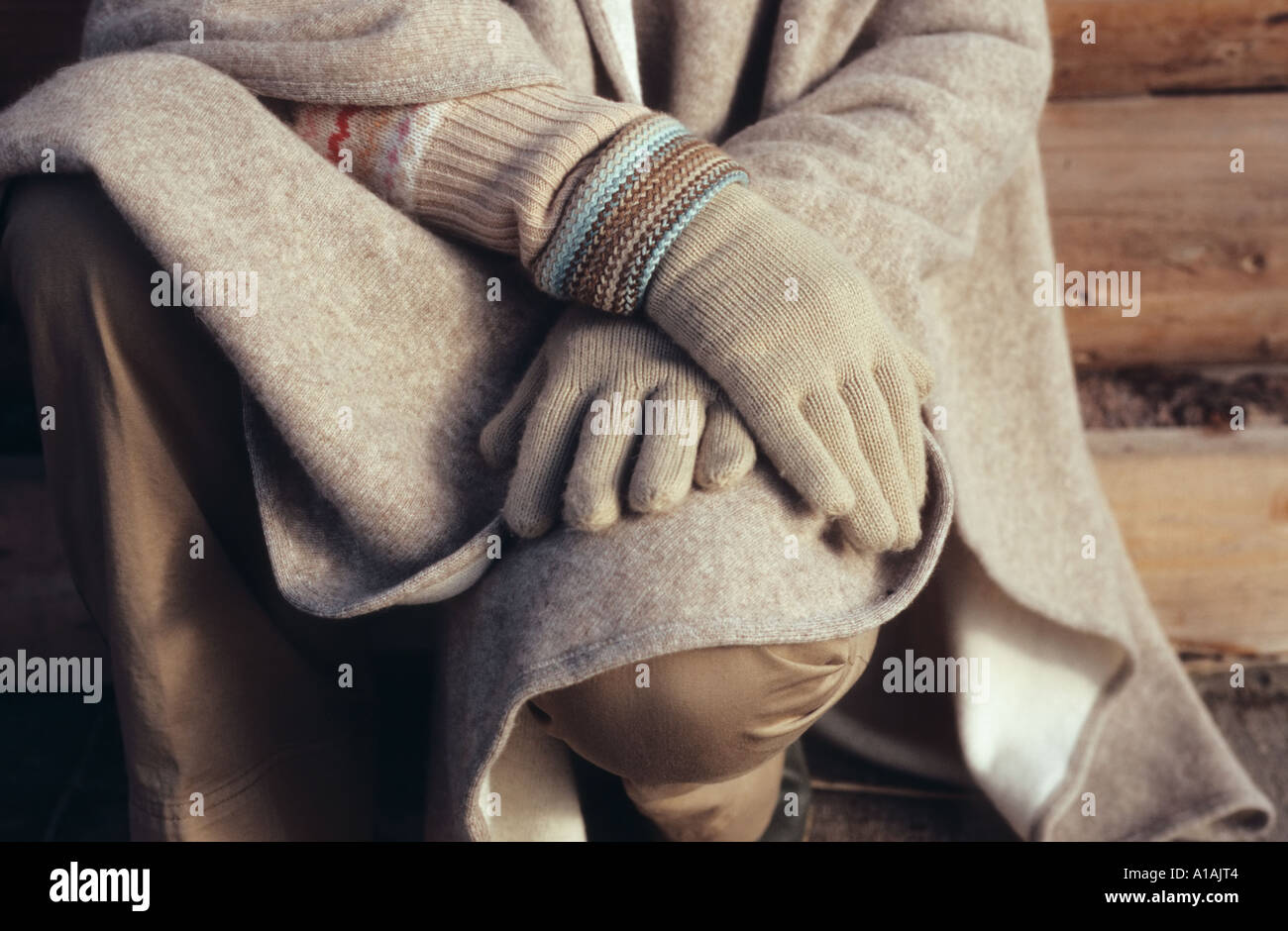 Frau mit den Händen auf die Knie Stockfoto