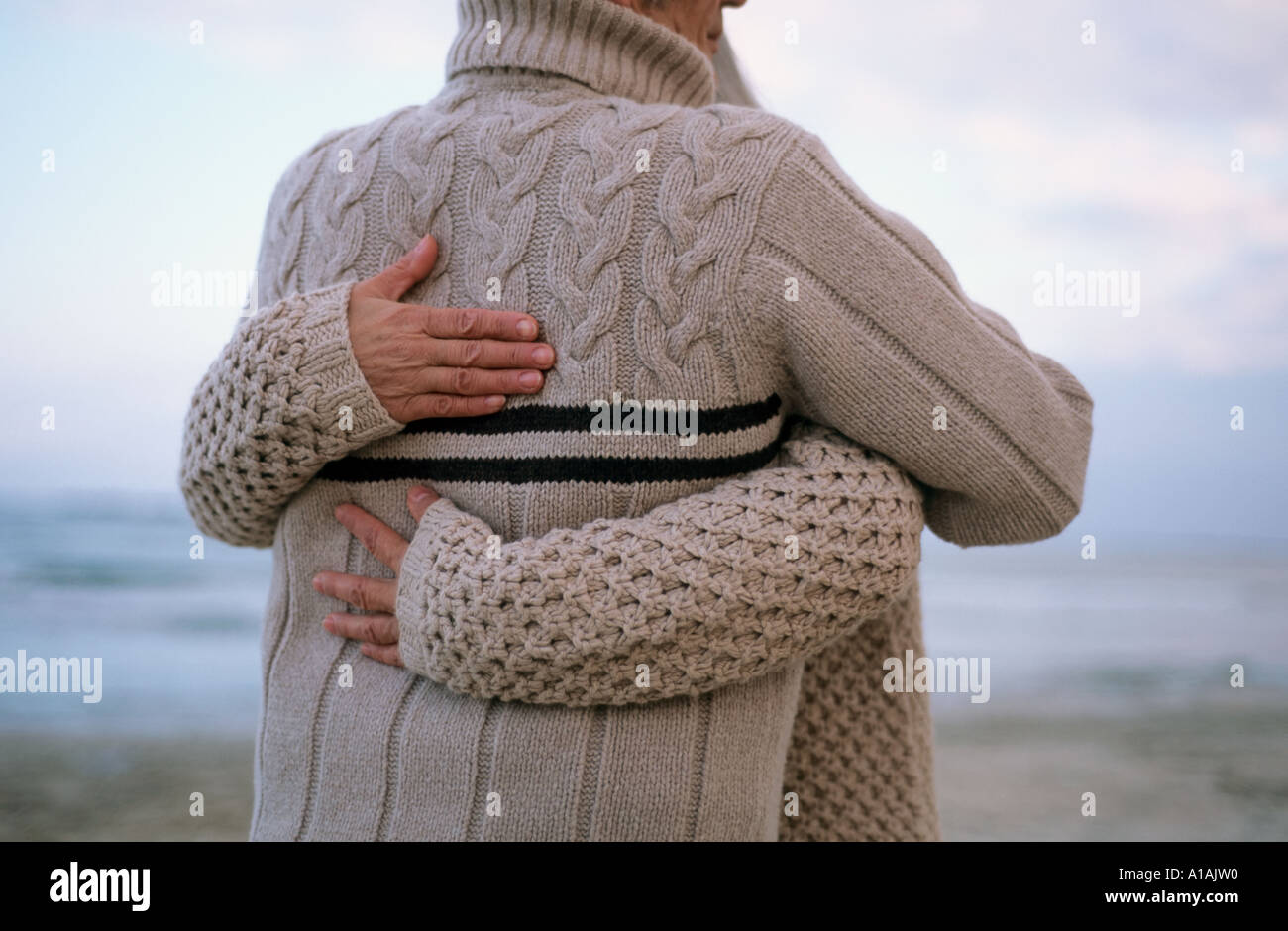 Rückansicht des paar umarmt am Strand Stockfoto