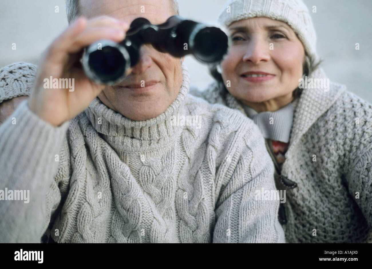 Älteres Paar mit dem Fernglas Stockfoto