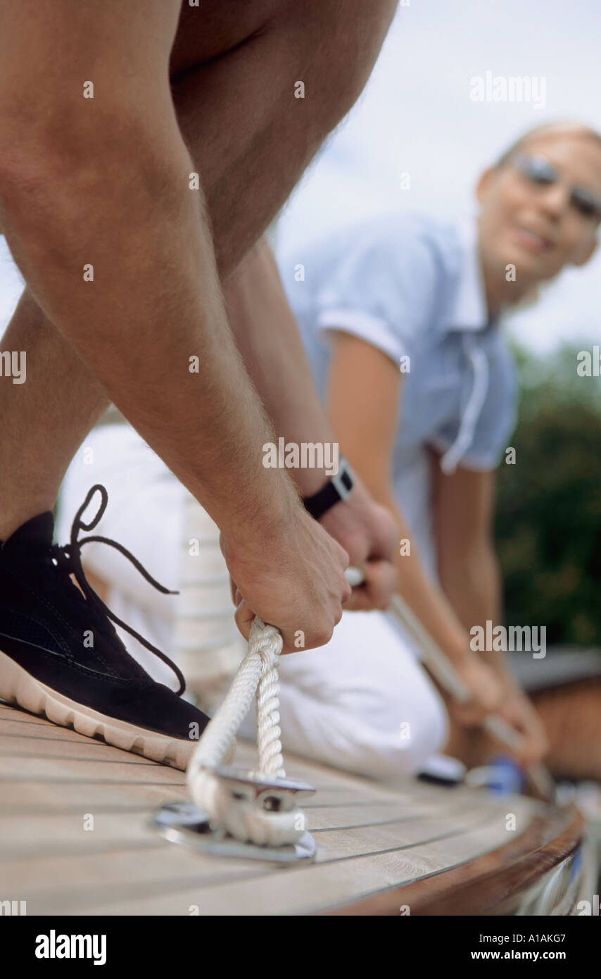 Paar am Boot ein Seil zu sichern Stockfoto