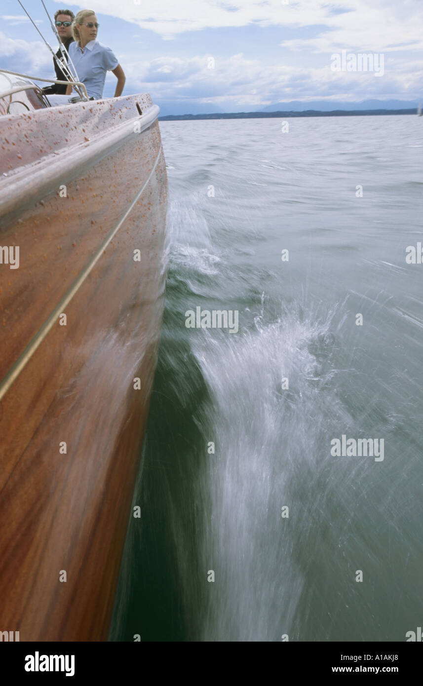 Boot in Bewegung mit paar an Bord Stockfoto