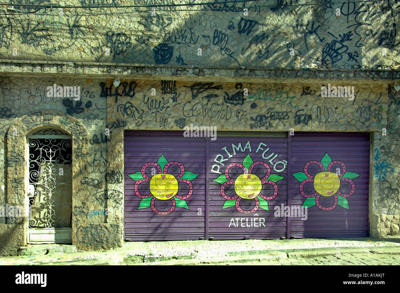 Historische Kolonialarchitektur mit Graffiti in Santa Teresa Dsitrict von Rio De Janeiro-Brasilien Stockfoto