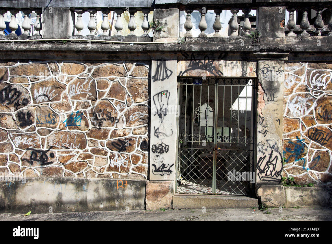 Historische Kolonialarchitektur mit Graffiti in Santa Teresa Dsitrict von Rio De Janeiro-Brasilien Stockfoto