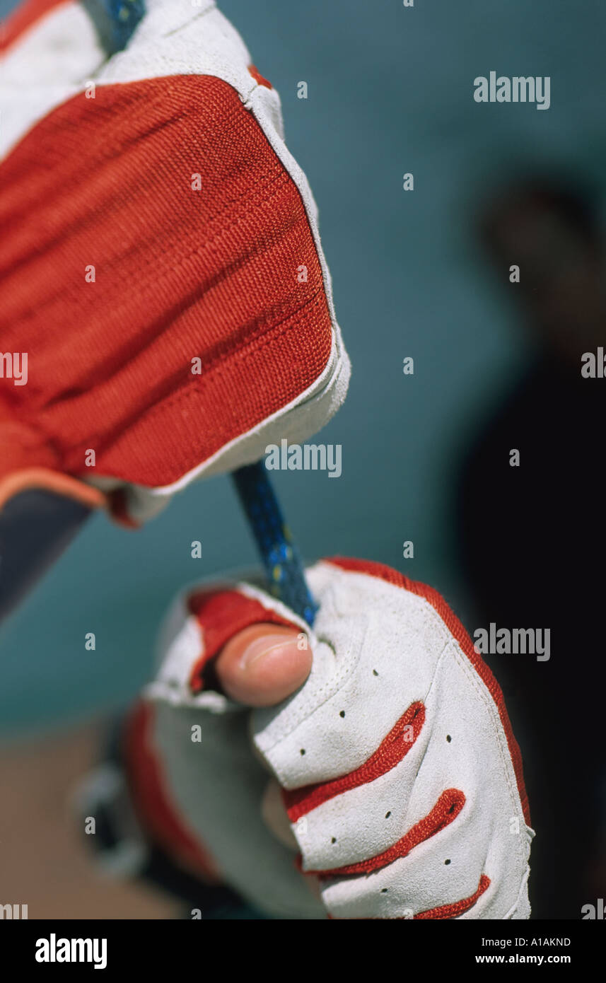 Nahaufnahme von behandschuhten Händen mit Seil Stockfoto
