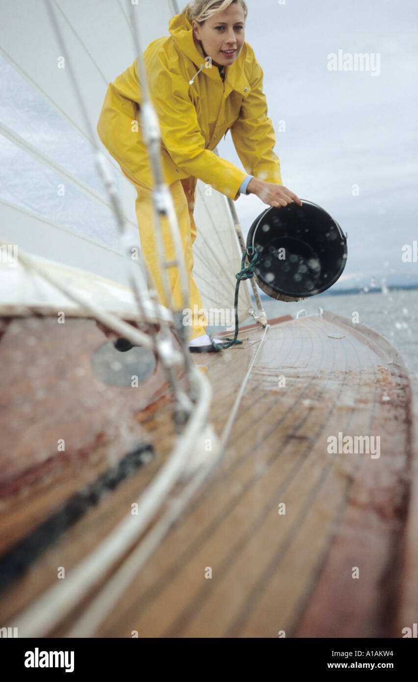 Frau Wasch Deck des Bootes Stockfoto