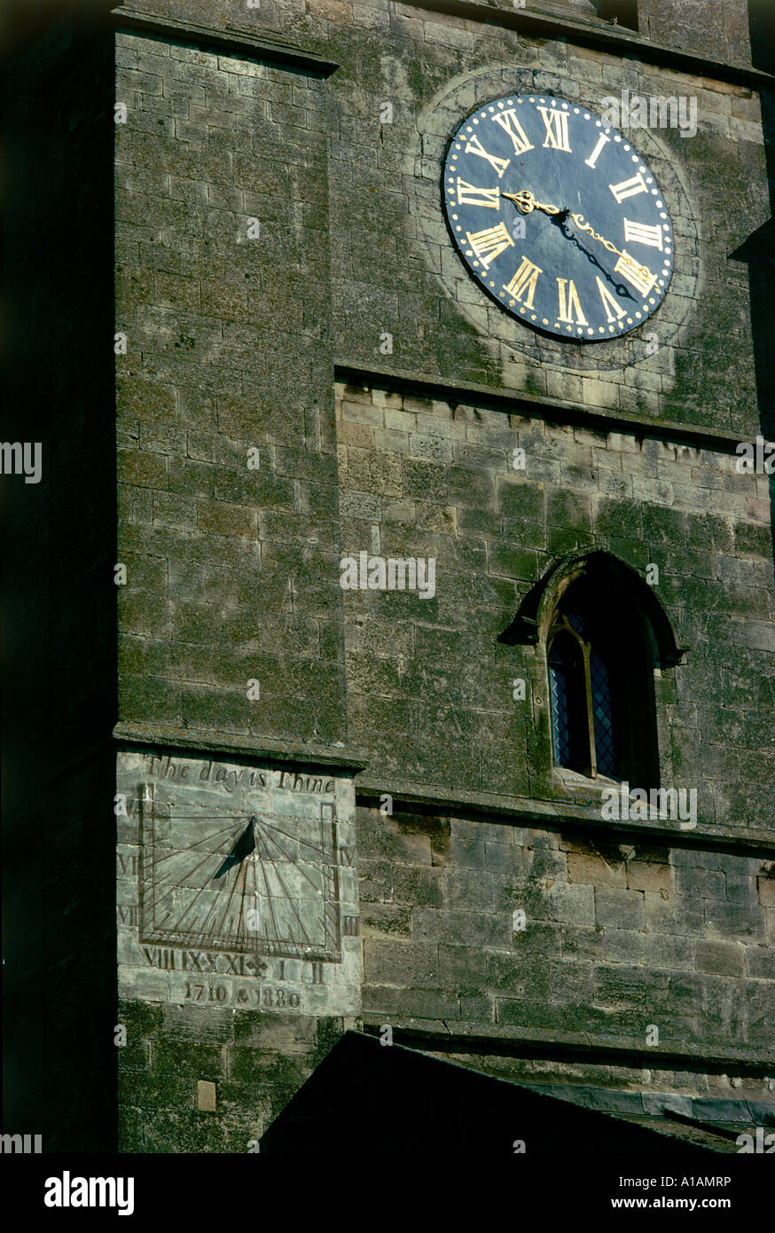 Eine steinerne Sonnenuhr im Einsatz bei der Kirche St. Guthlac in Market Deeping lautet die Inschrift der Tag ist dein Stockfoto