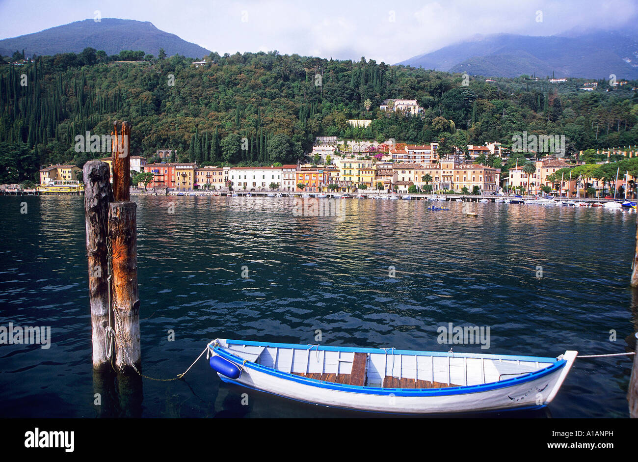 Schiff und Hafen von Toscolano Maderno Westseite des Lago di Garda Stockfoto