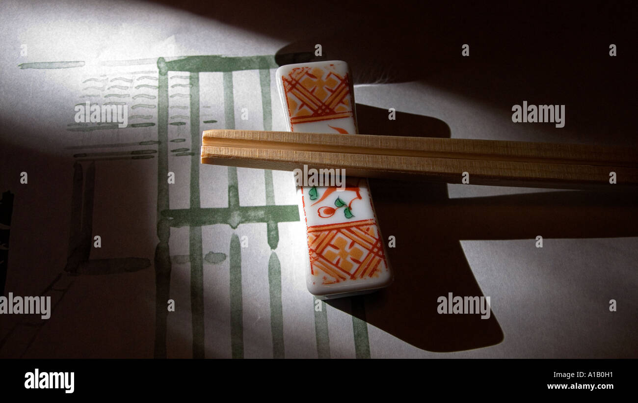 Sonnendurchflutetes Detail Stäbchen angelegt auf einem Tisch in einem Kyoto-Teehaus, spezialisiert auf Tofu Kyoto Japan Stockfoto