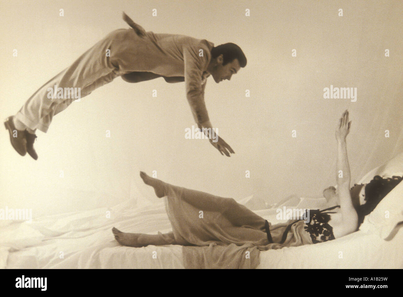Le Streghe Year 1966 Director Vittorio De Sica Silvana Mangano Clint Eastwood Film von Skizzen eine Nacht wie jede andere Una Sera c Stockfoto