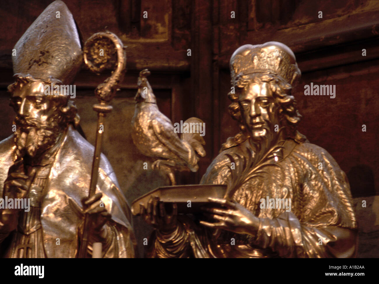 Zwei religiöse Figuren und ein Hahn in Gold gegossen St. Vitus Kathedrale Prag Tschechische Republik Stockfoto
