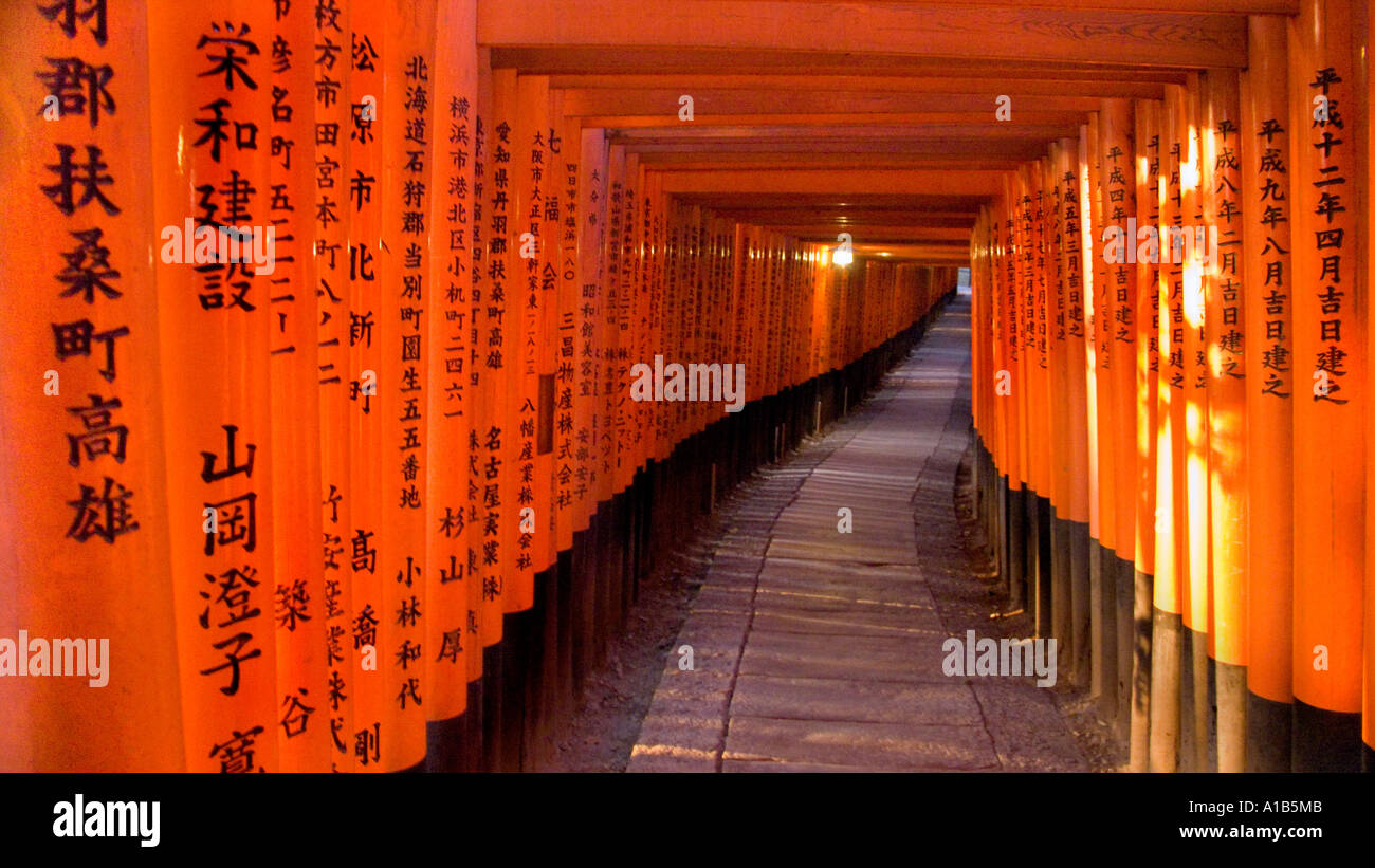 Rote Lack-Tore im Fushimi Inari-Taisha-Schrein in Kyoto Japan einen beliebter Ort für Geschäftsleute und Händler suchen Segen Stockfoto