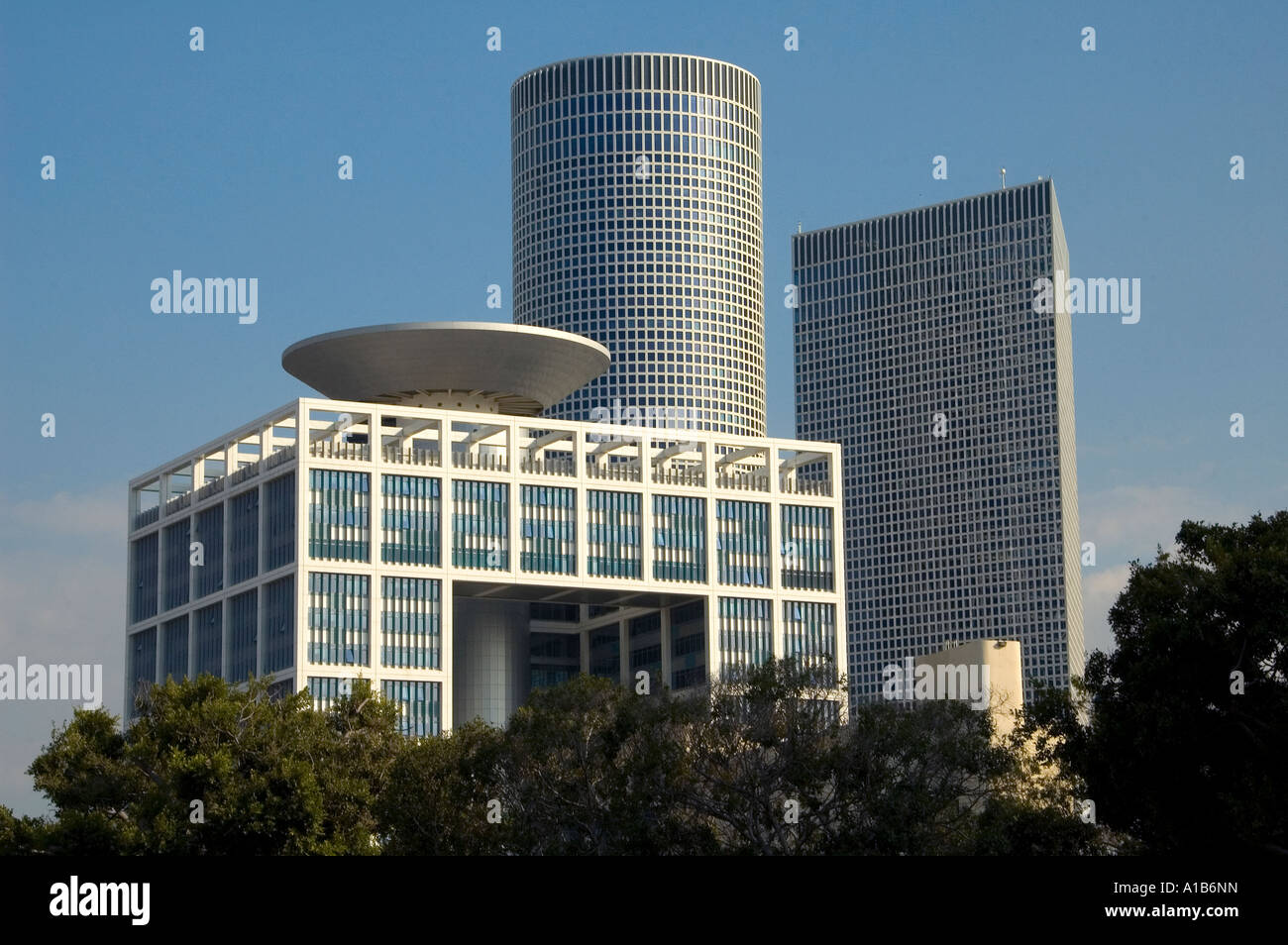 Blick auf die Wolkenkratzer von Azrieli Center über sourasky Medical Center gemeinhin als Ichilov Krankenhaus in Tel Aviv, Israel Stockfoto