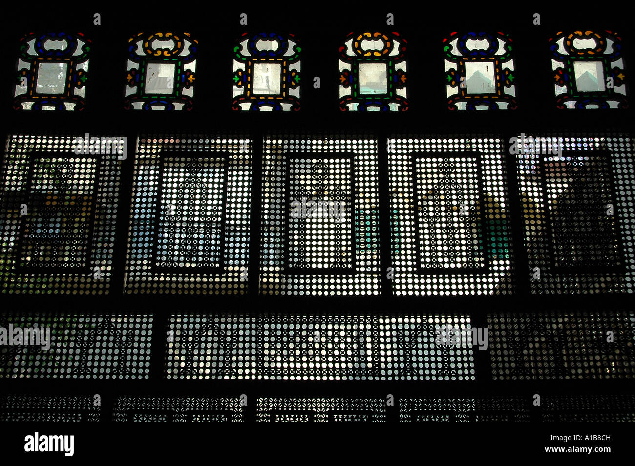 Ägyptischer Stil Maschrabiya Fenster mit geschnitzten Holz Gitter des 17. Jahrhunderts Bayt Al-Suhaymi Ottoman Ära Haus in Kairo Ägypten eingeschlossen Stockfoto