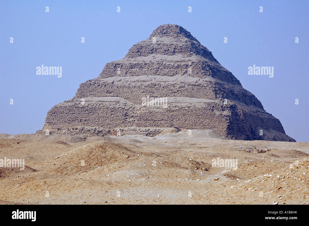 Die stufigen Pyramide des Djoser in Sakkara oder Sakkara entworfen von Imhotep für König Djoser (ca. 2667-2648 v. Chr.) während der Dritten Dynastie in Ägypten gebaut Stockfoto