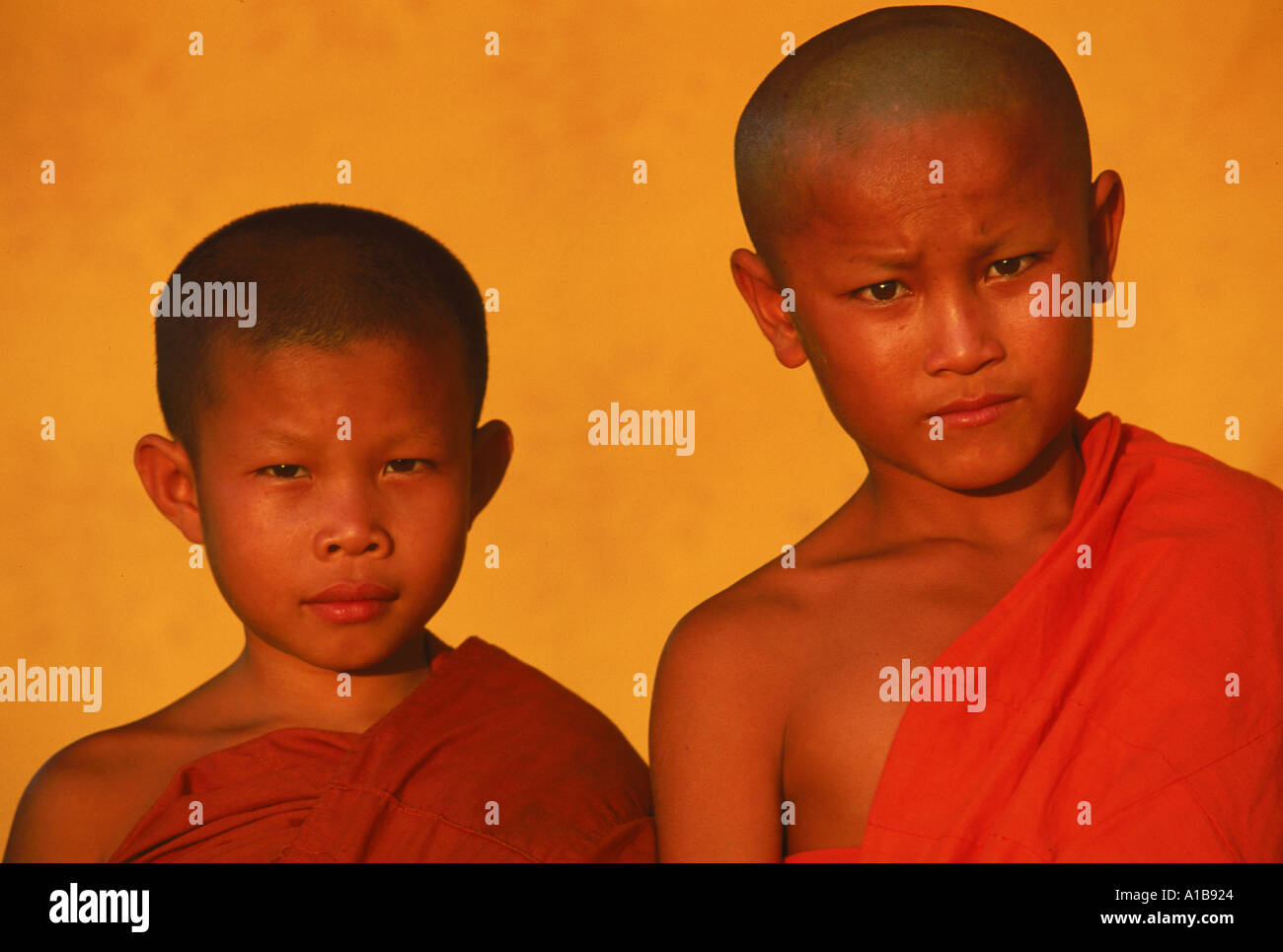 Porträt von zwei jungen Mönche in der buddhistischen Fastenzeit in Vientiane Laos Asien A Evrard Stockfoto