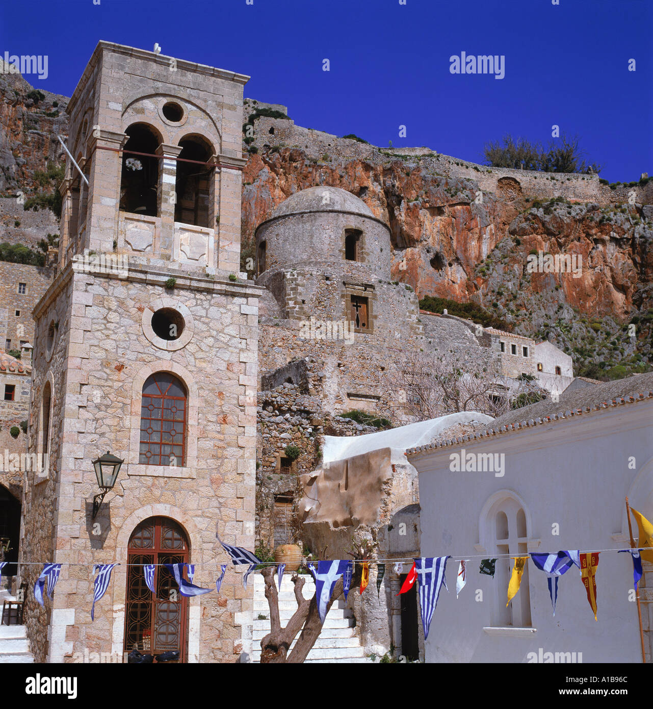 Griechische Fahnen und Girlanden für Independence Day vor der Glocke Turm und Kirche in Monemvasia das Gibraltar Griechenland T Stockfoto