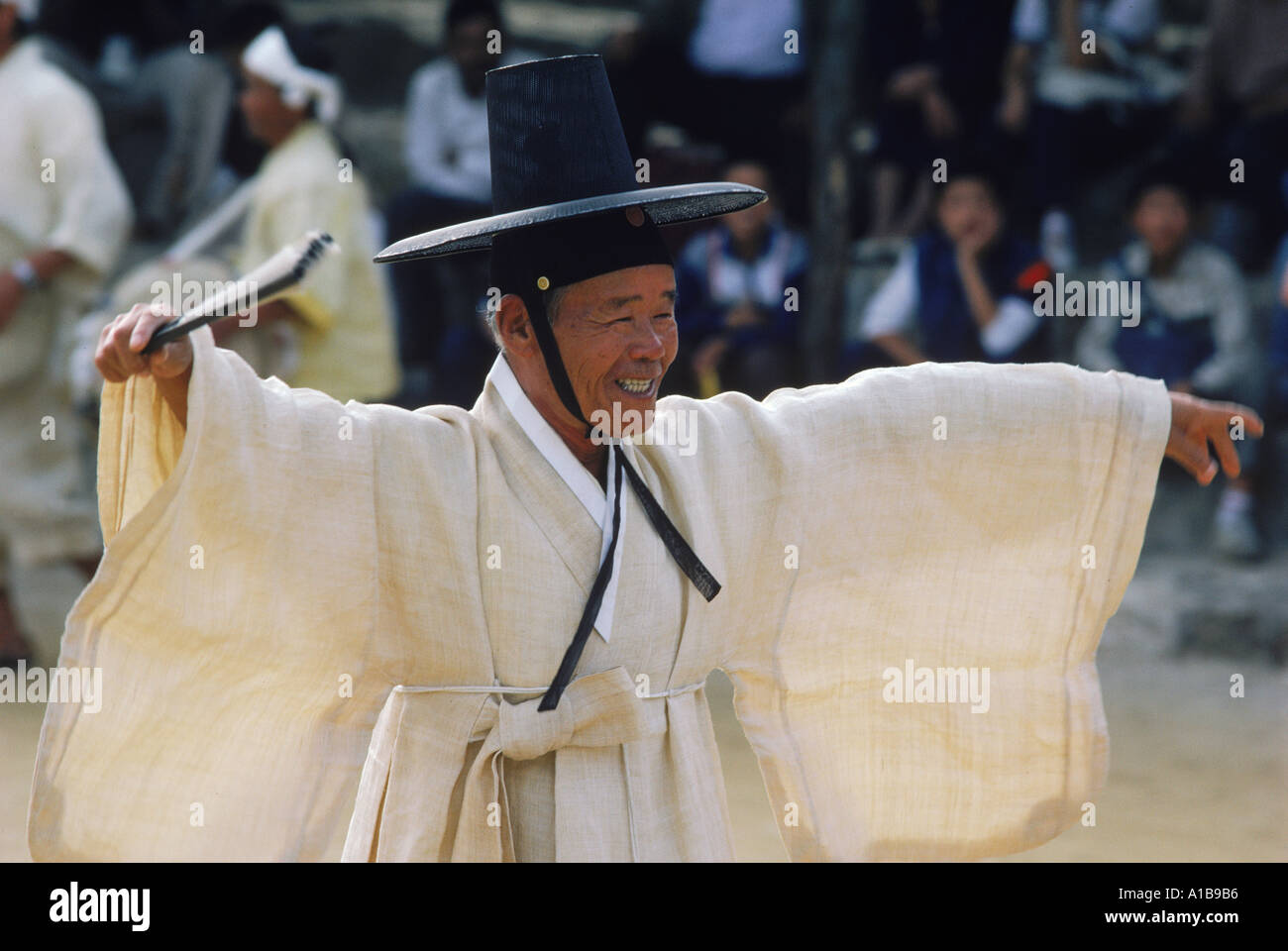 Porträt eines Mannes in Tracht und hohen Hut während des Tanzes Bauern auf Wando Insel South Korea Asien A Evrard Stockfoto